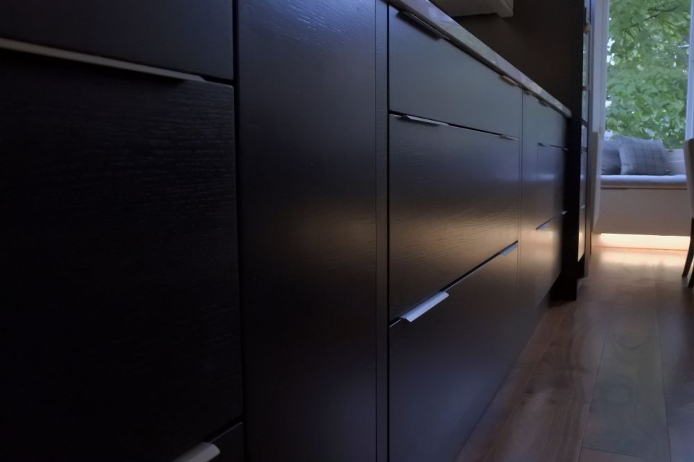 horizontal-oak-in-carbon-slab-trim-handles-in-brushed-steel