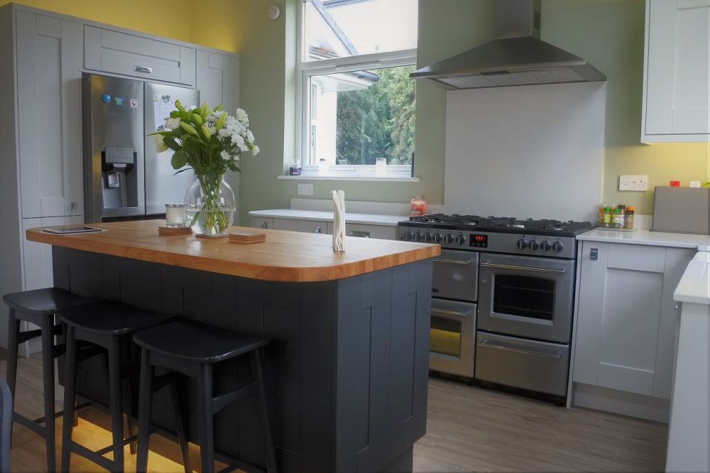 Wilton Shaker Kitchen, Oakgrain Graphite & Dove Grey. Art Deco Handles, Glasgow, Giffnock G46