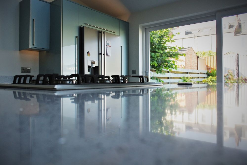 light-reflection-on-silestone-kitchen-island-blanco-stellar